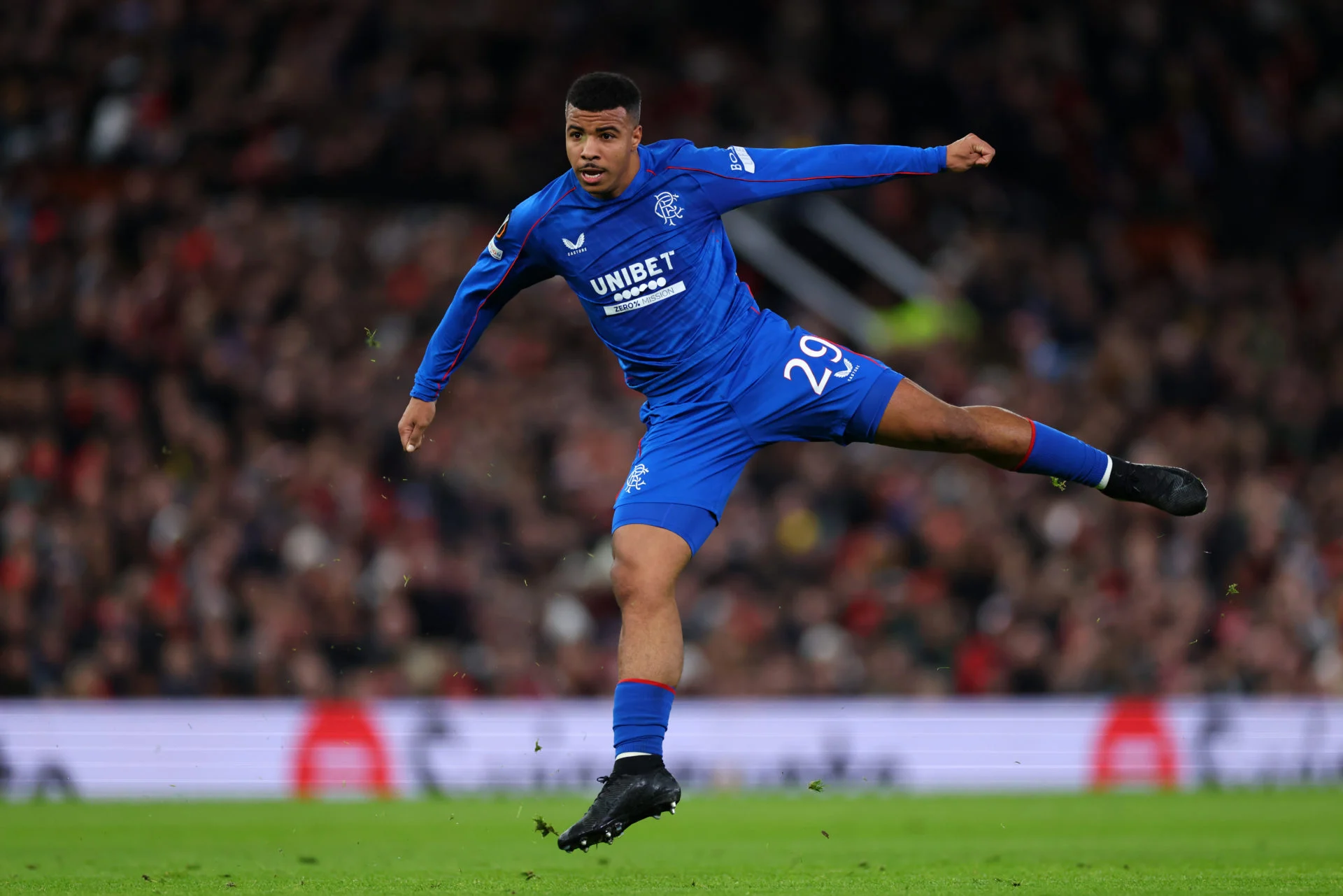 إشبيلية يبدي اهتمامه بضم حمزة إغامان من رينجرز