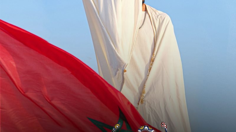 من قلب صحراء قطر … الرابور “جاكر” يطلق فيديو كليب “بلادي” حول مغربية الصحراء